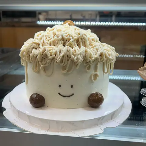 #575 cute ramen bowl cake with noodle frosting, smiling face and chopsticks by KK Bakery in Rosemead