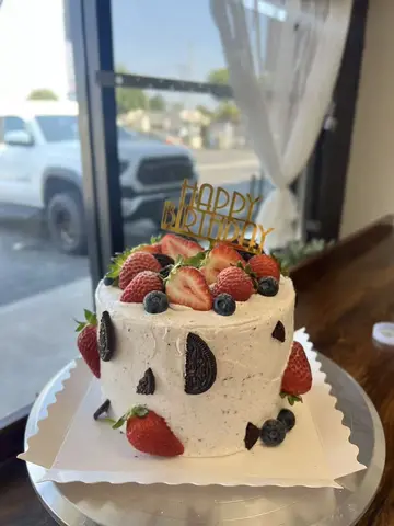 #624 cookies and cream birthday cake with fresh strawberries, blueberries and Oreo cookies by KK Bakery in Rosemead